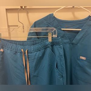 Men’s figs scrub set in size medium, color blue